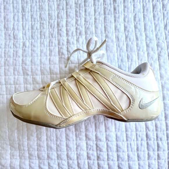 New NIKE Women Cheer Flash Sneakers, US 8, Off White - Picture 1 of 9